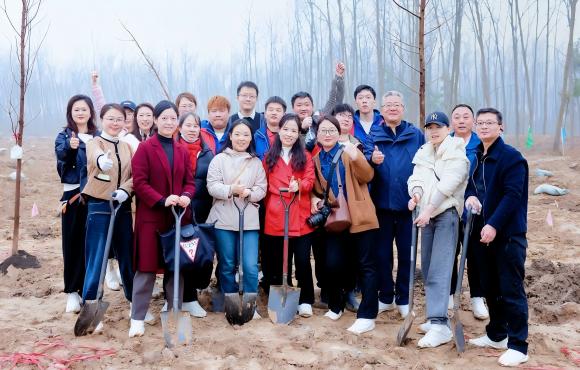 扶残助困显担当 植树添绿护家园——环球国际国祯植树护绿在行